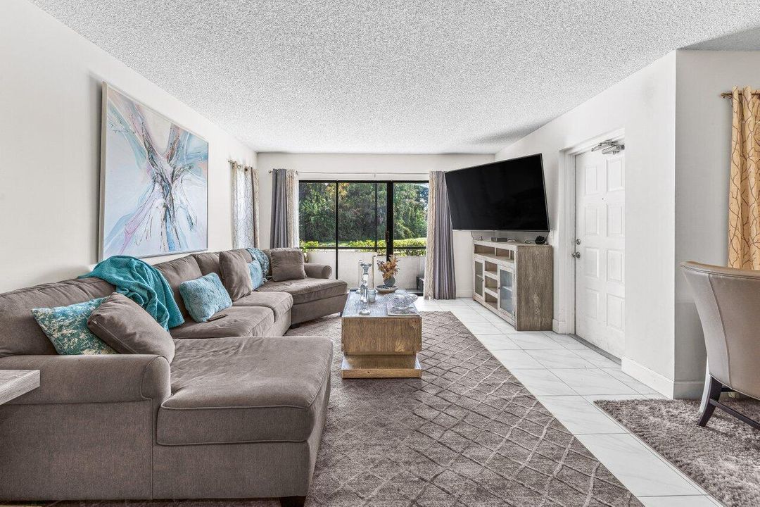 For Sale: $214,900 (2 beds, 2 baths, 1111 Square Feet)