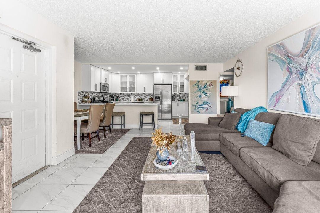 For Sale: $214,900 (2 beds, 2 baths, 1111 Square Feet)