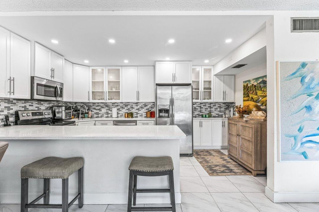 For Sale: $214,900 (2 beds, 2 baths, 1111 Square Feet)