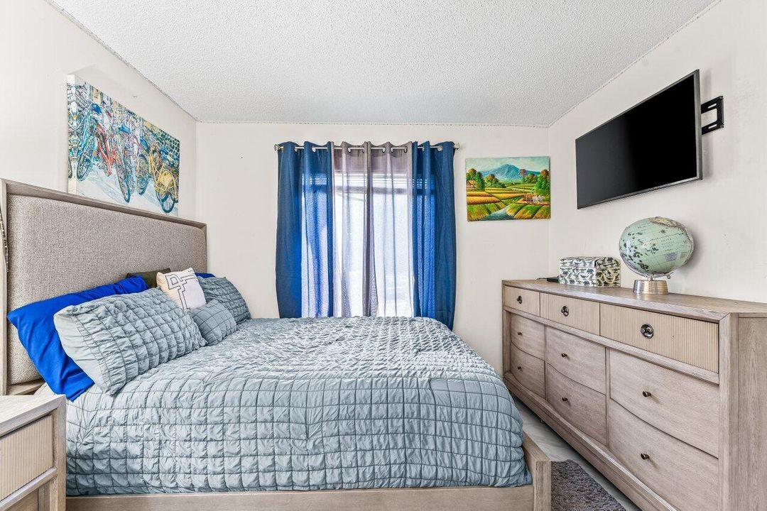 For Sale: $214,900 (2 beds, 2 baths, 1111 Square Feet)