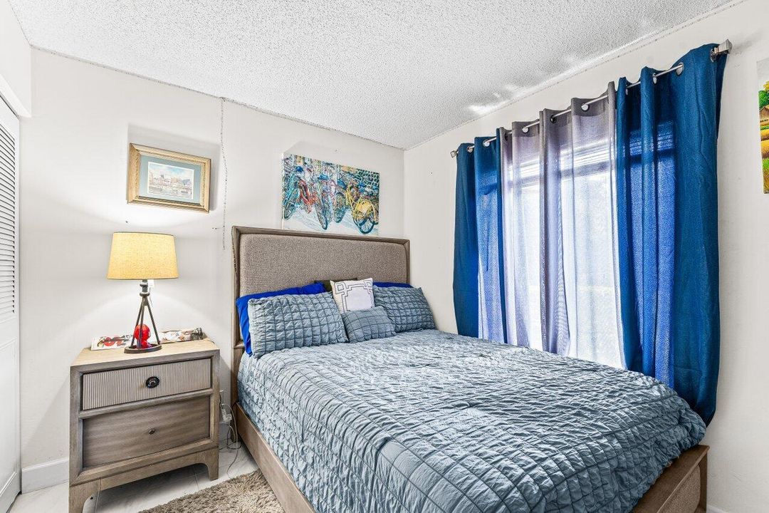 For Sale: $214,900 (2 beds, 2 baths, 1111 Square Feet)