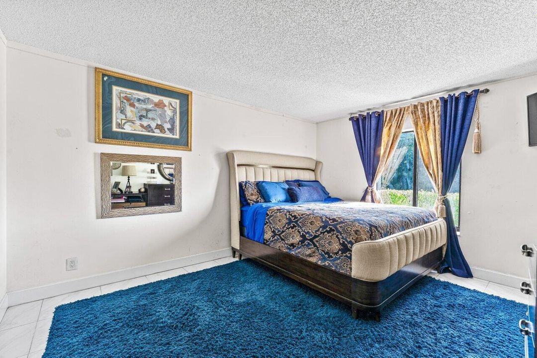 For Sale: $214,900 (2 beds, 2 baths, 1111 Square Feet)