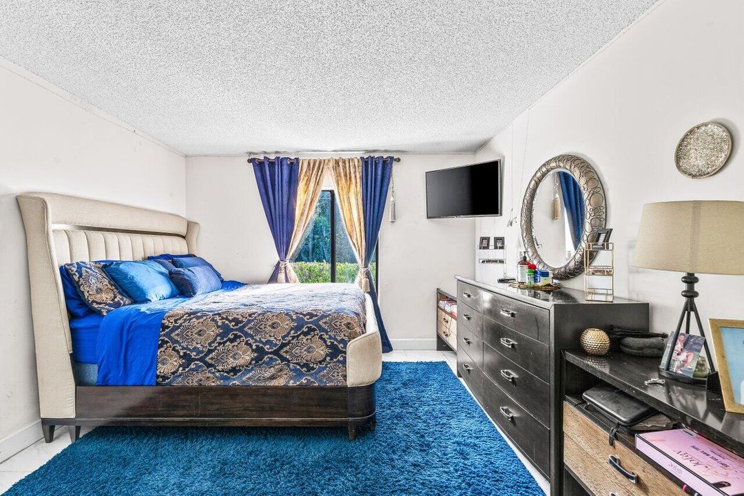 For Sale: $214,900 (2 beds, 2 baths, 1111 Square Feet)