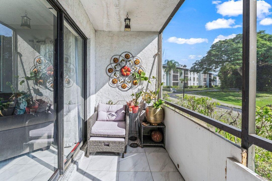 For Sale: $214,900 (2 beds, 2 baths, 1111 Square Feet)