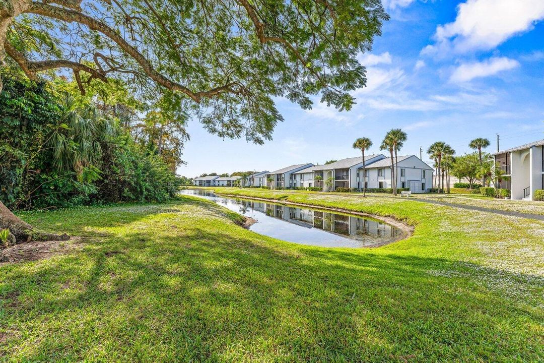 For Sale: $214,900 (2 beds, 2 baths, 1111 Square Feet)