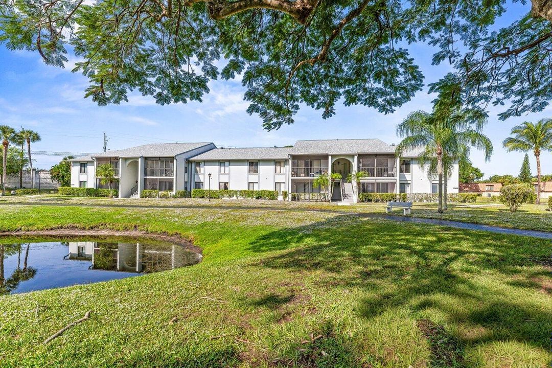 For Sale: $214,900 (2 beds, 2 baths, 1111 Square Feet)