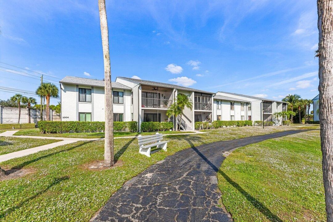 For Sale: $214,900 (2 beds, 2 baths, 1111 Square Feet)