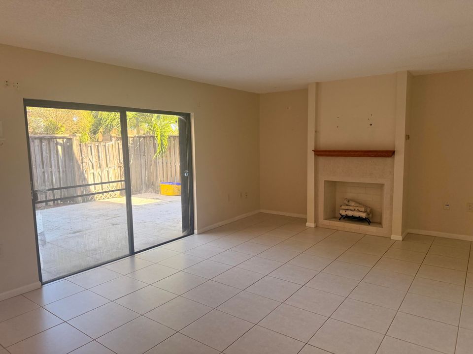 На продажу: $315,000 (2 спален, 2 ванн, 1236 Квадратных фут)