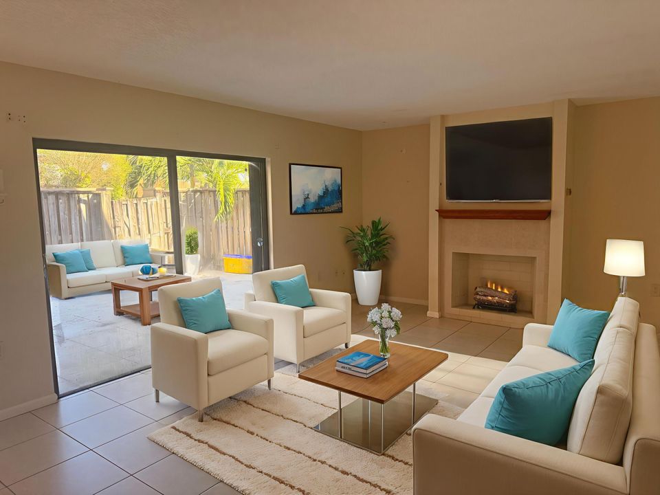 На продажу: $315,000 (2 спален, 2 ванн, 1236 Квадратных фут)