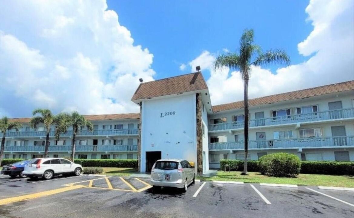 For Rent: $1,900 (2 beds, 1 baths, 865 Square Feet)