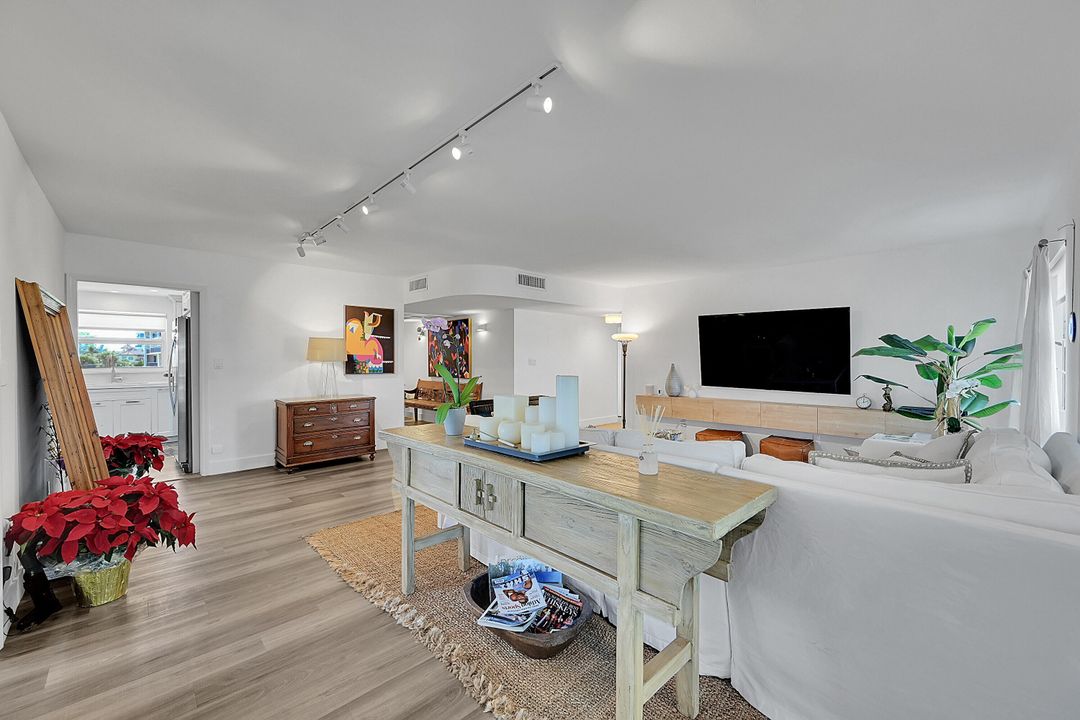 待售: $1,500,000 (3 贝兹, 2 浴室, 2217 平方英尺)