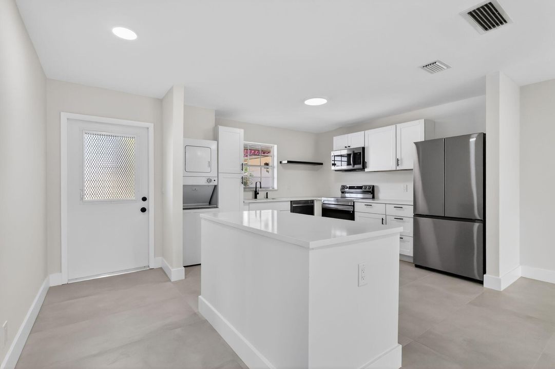 For Sale: $225,000 (2 beds, 1 baths, 1024 Square Feet)