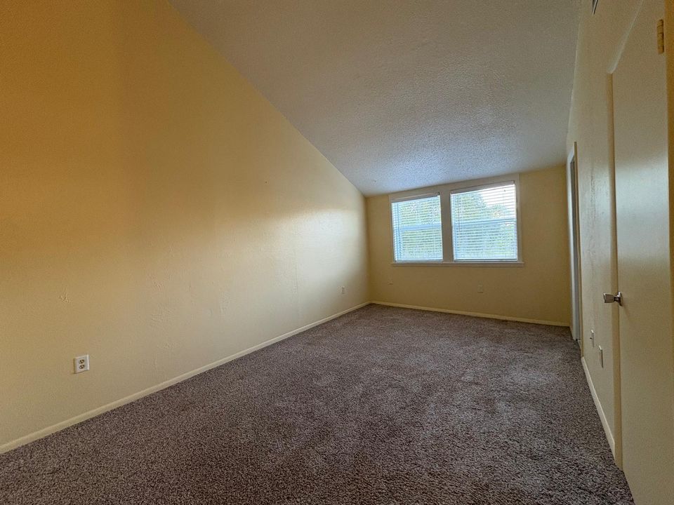 For Rent: $1,800 (1 beds, 1 baths, 1054 Square Feet)