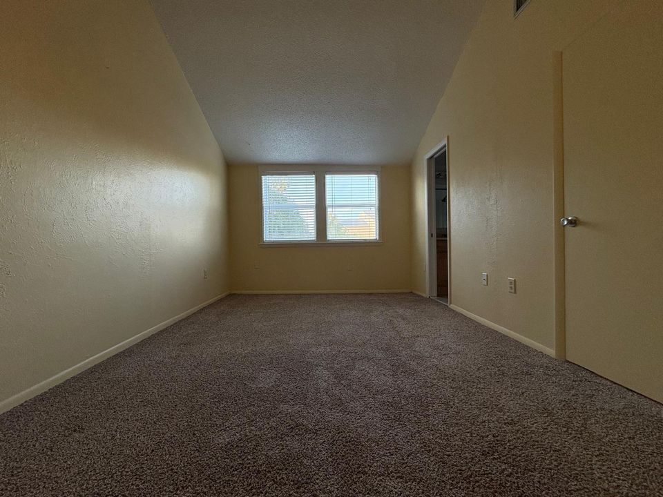 For Rent: $1,800 (1 beds, 1 baths, 1054 Square Feet)
