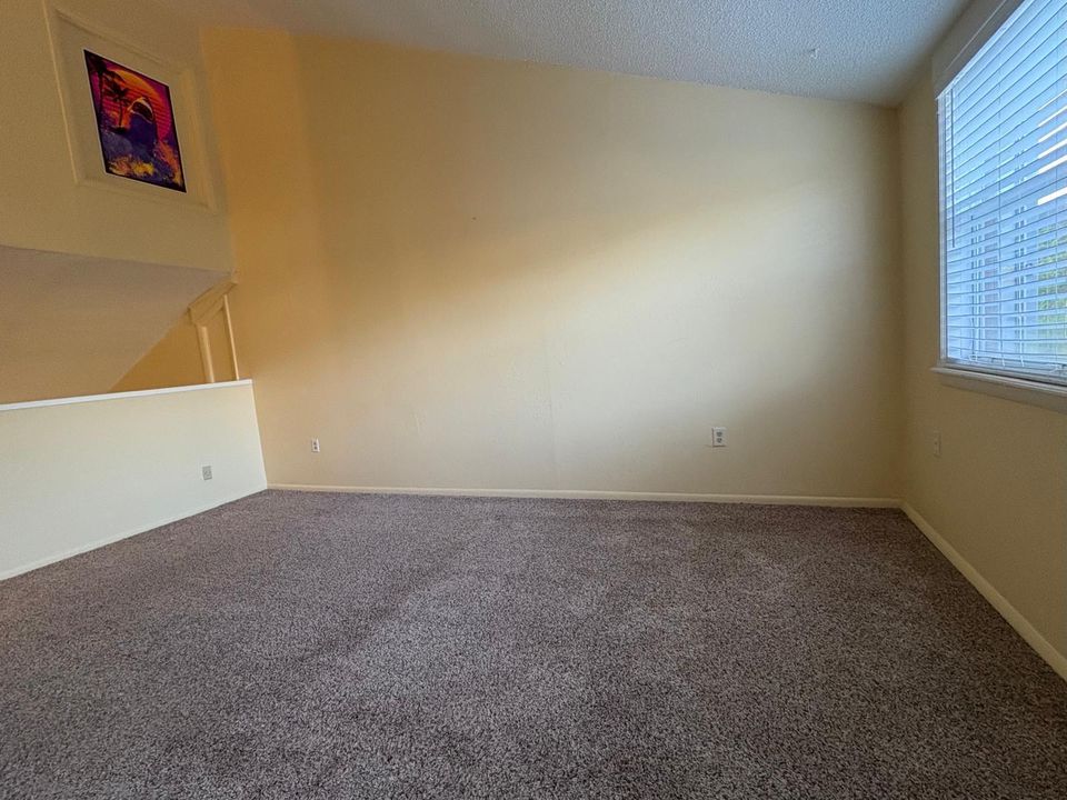 For Rent: $1,800 (1 beds, 1 baths, 1054 Square Feet)