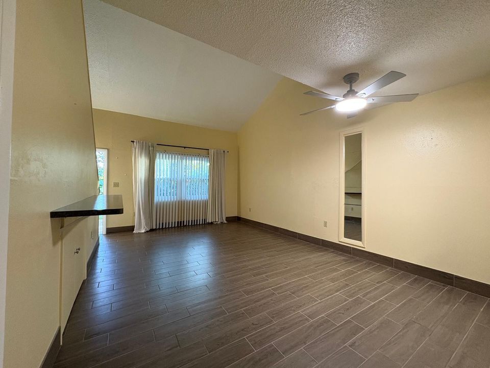 For Rent: $1,800 (1 beds, 1 baths, 1054 Square Feet)