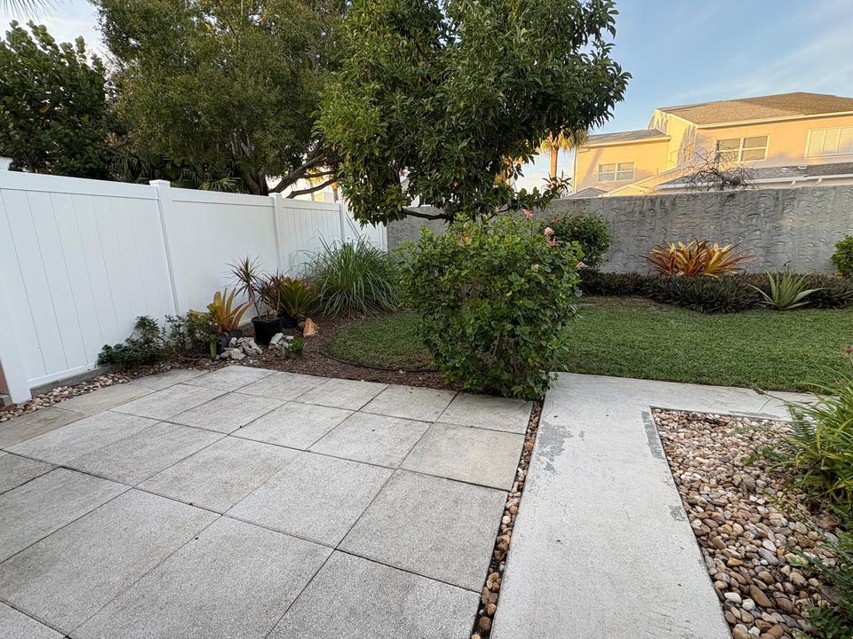 For Rent: $1,800 (1 beds, 1 baths, 1054 Square Feet)