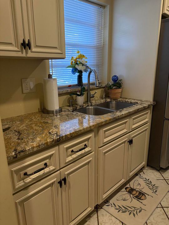 待售: $155,000 (1 贝兹, 1 浴室, 900 平方英尺)