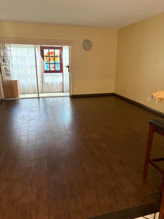 待售: $155,000 (1 贝兹, 1 浴室, 900 平方英尺)