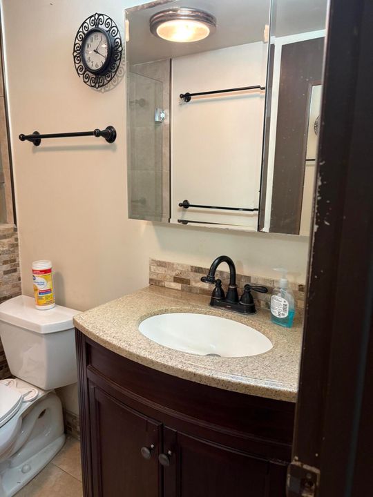 待售: $155,000 (1 贝兹, 1 浴室, 900 平方英尺)