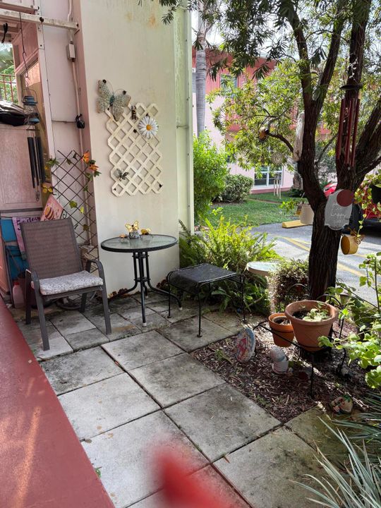 待售: $155,000 (1 贝兹, 1 浴室, 900 平方英尺)