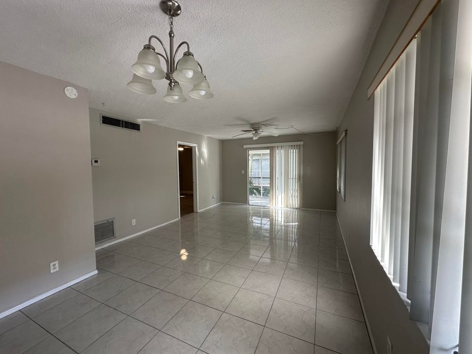 For Rent: $2,000 (2 beds, 2 baths, 945 Square Feet)