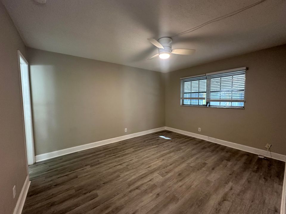 For Rent: $2,000 (2 beds, 2 baths, 945 Square Feet)