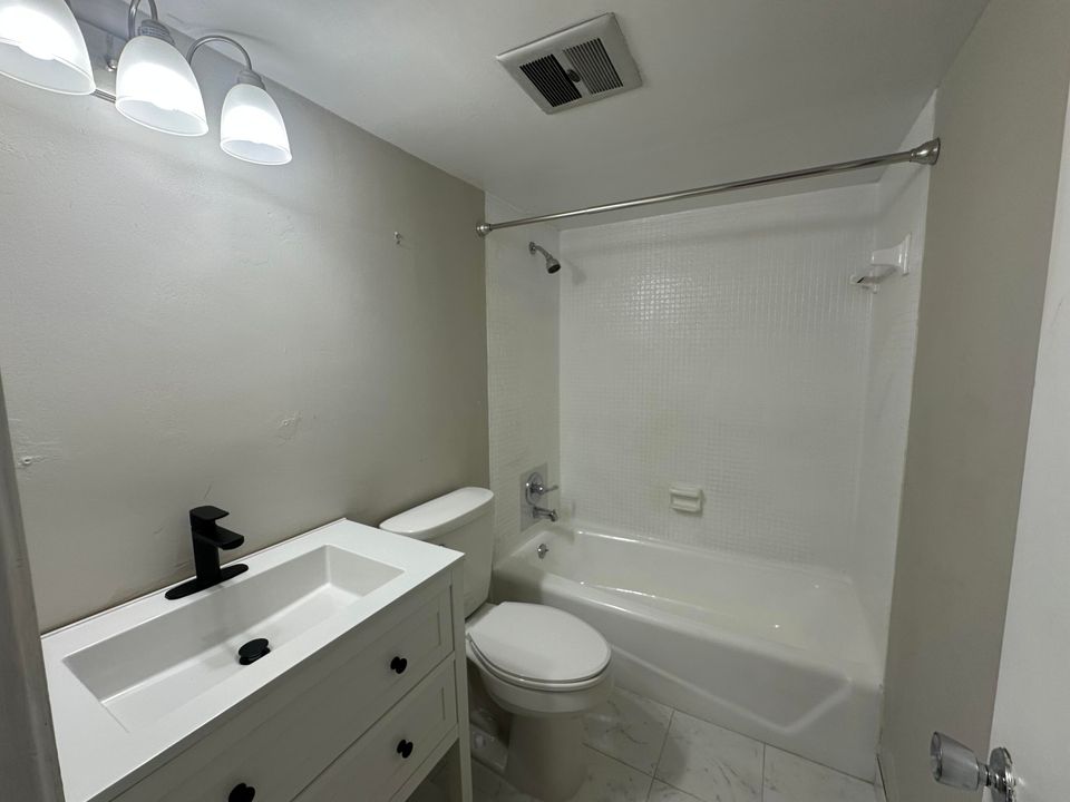 For Rent: $2,000 (2 beds, 2 baths, 945 Square Feet)