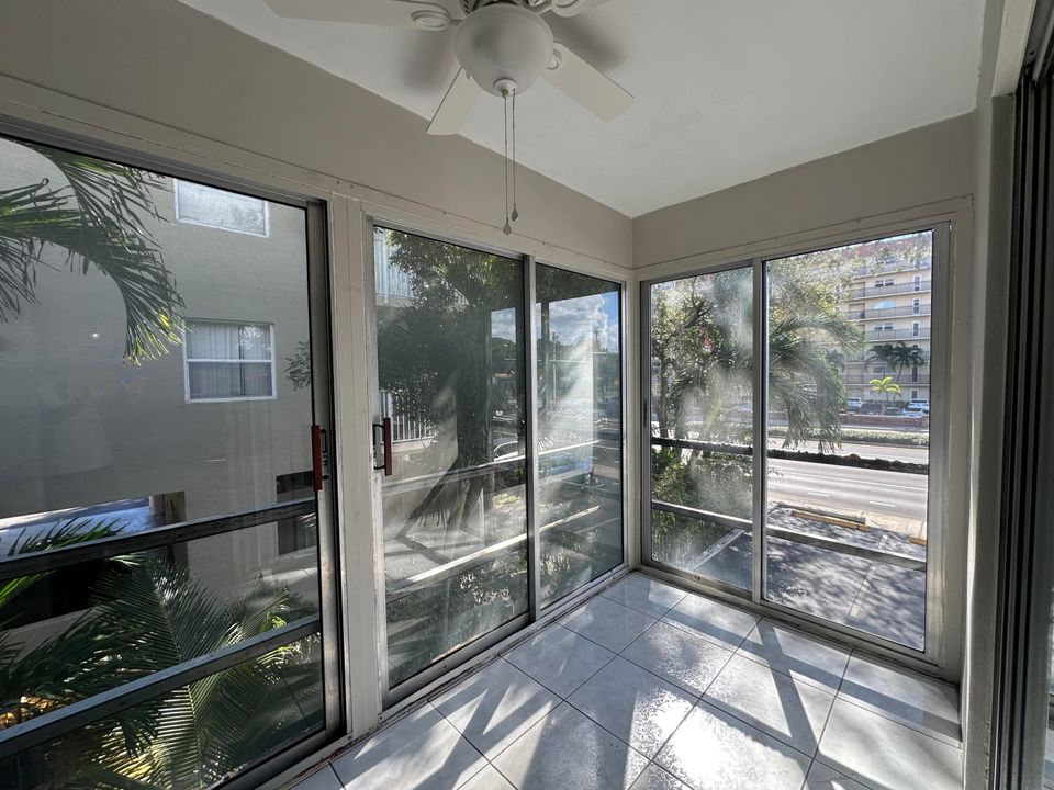 For Rent: $2,000 (2 beds, 2 baths, 945 Square Feet)