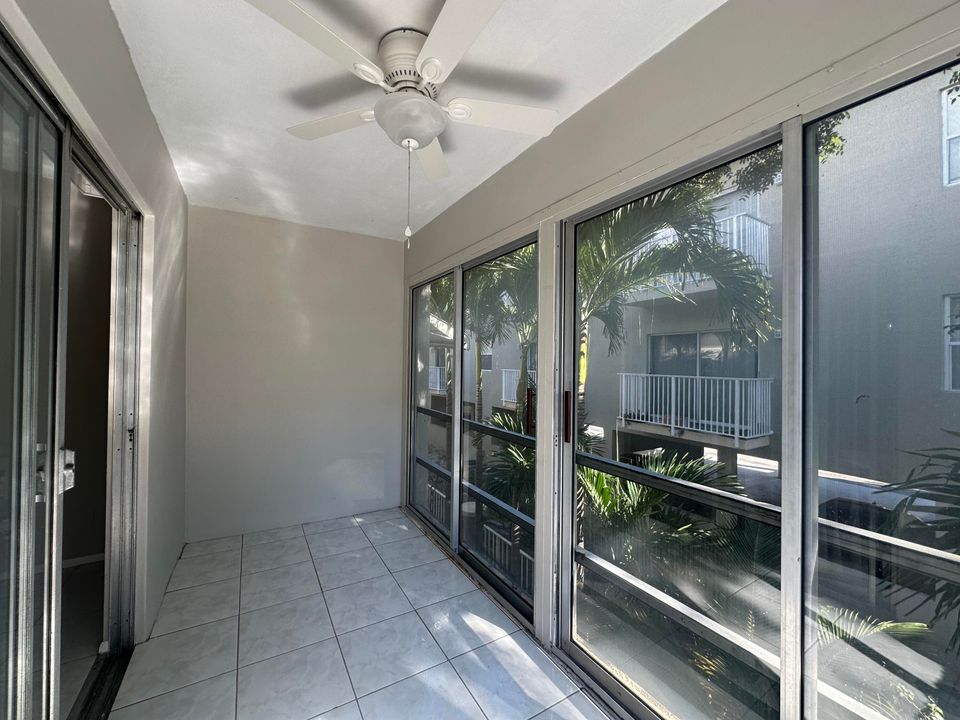 For Rent: $2,000 (2 beds, 2 baths, 945 Square Feet)