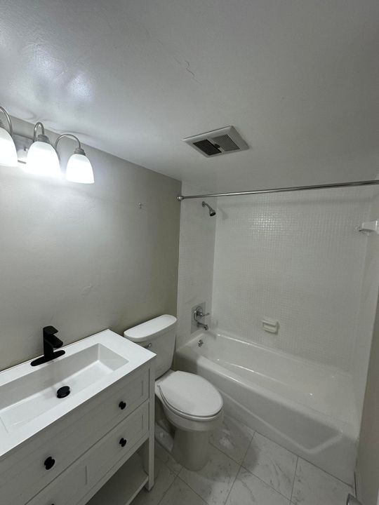 For Rent: $2,000 (2 beds, 2 baths, 945 Square Feet)