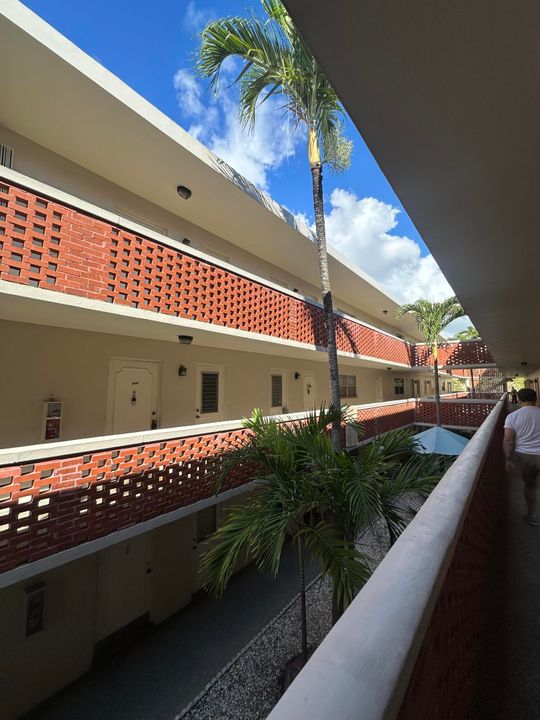 For Rent: $2,000 (2 beds, 2 baths, 945 Square Feet)