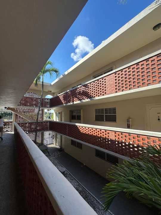 For Rent: $2,000 (2 beds, 2 baths, 945 Square Feet)