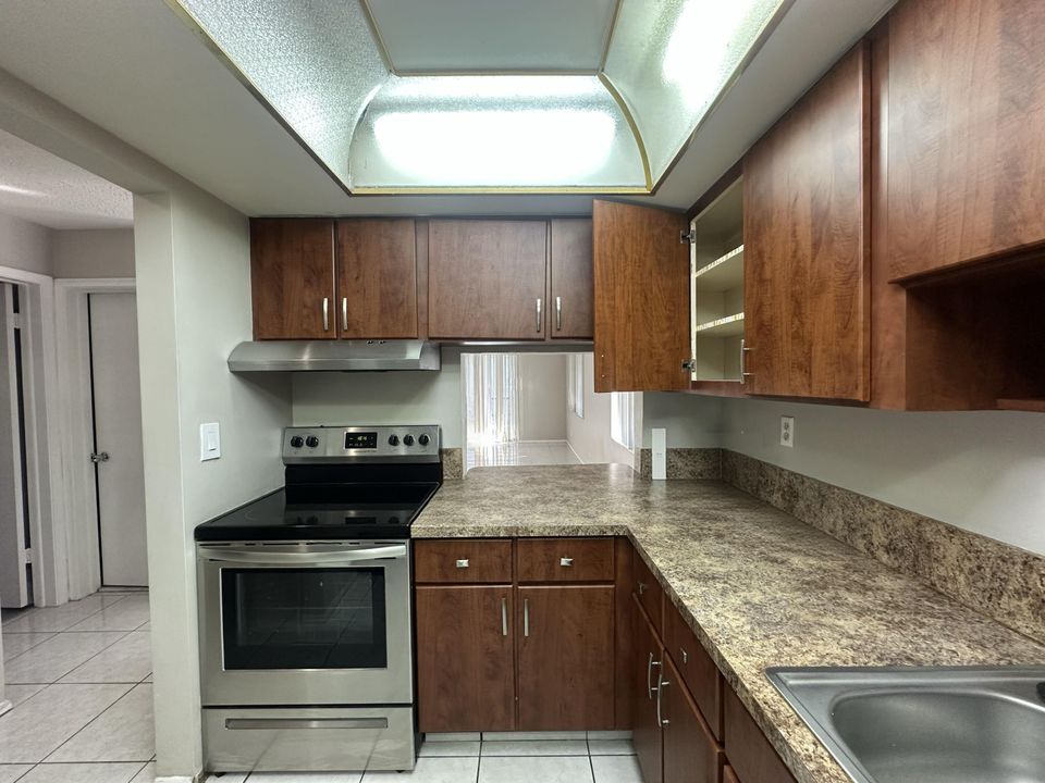 For Rent: $2,000 (2 beds, 2 baths, 945 Square Feet)
