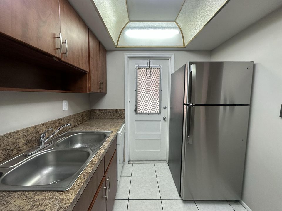 For Rent: $2,000 (2 beds, 2 baths, 945 Square Feet)