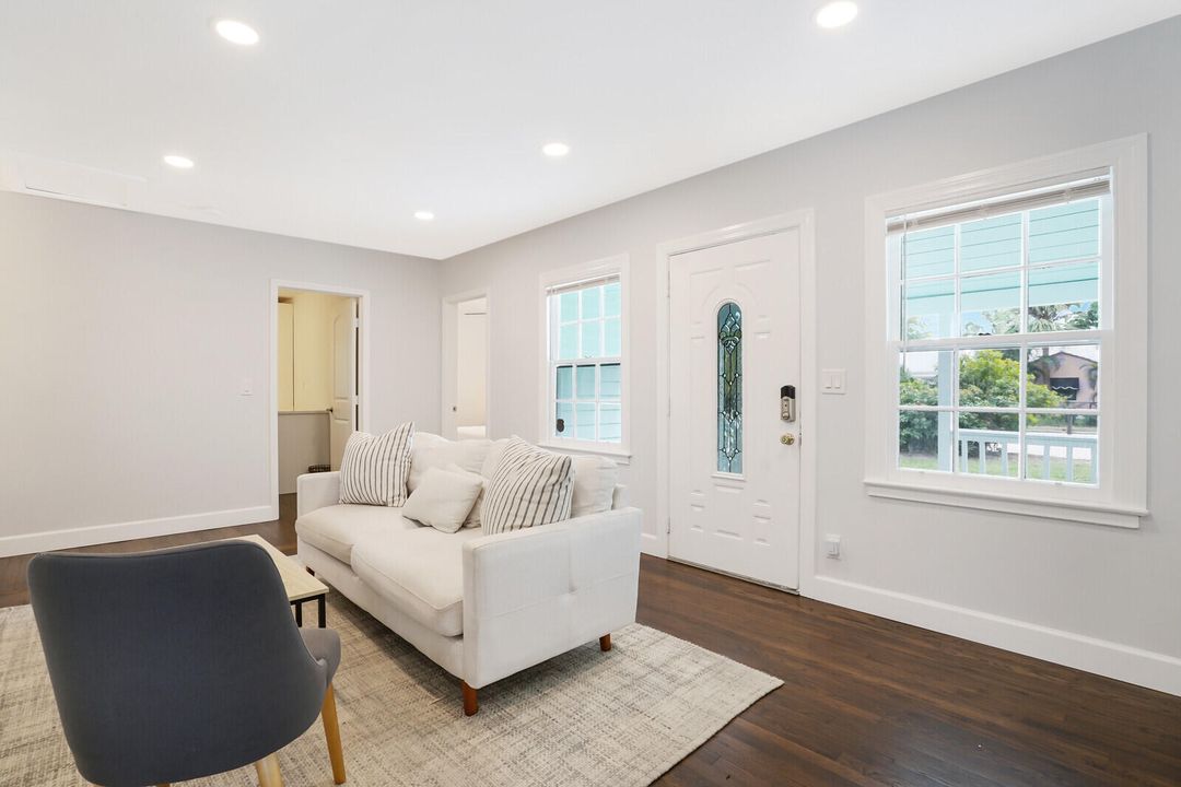 出租: $3,200 (3 贝兹, 2 浴室, 1145 平方英尺)