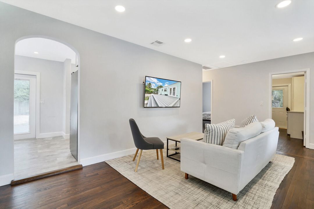 出租: $3,200 (3 贝兹, 2 浴室, 1145 平方英尺)