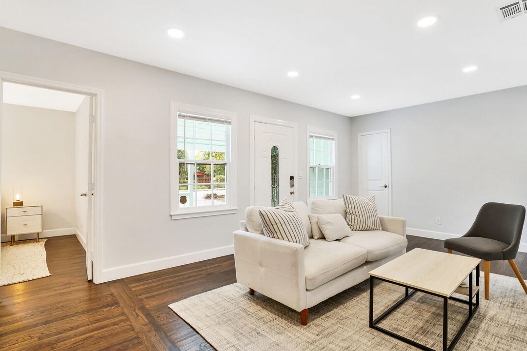 出租: $3,200 (3 贝兹, 2 浴室, 1145 平方英尺)