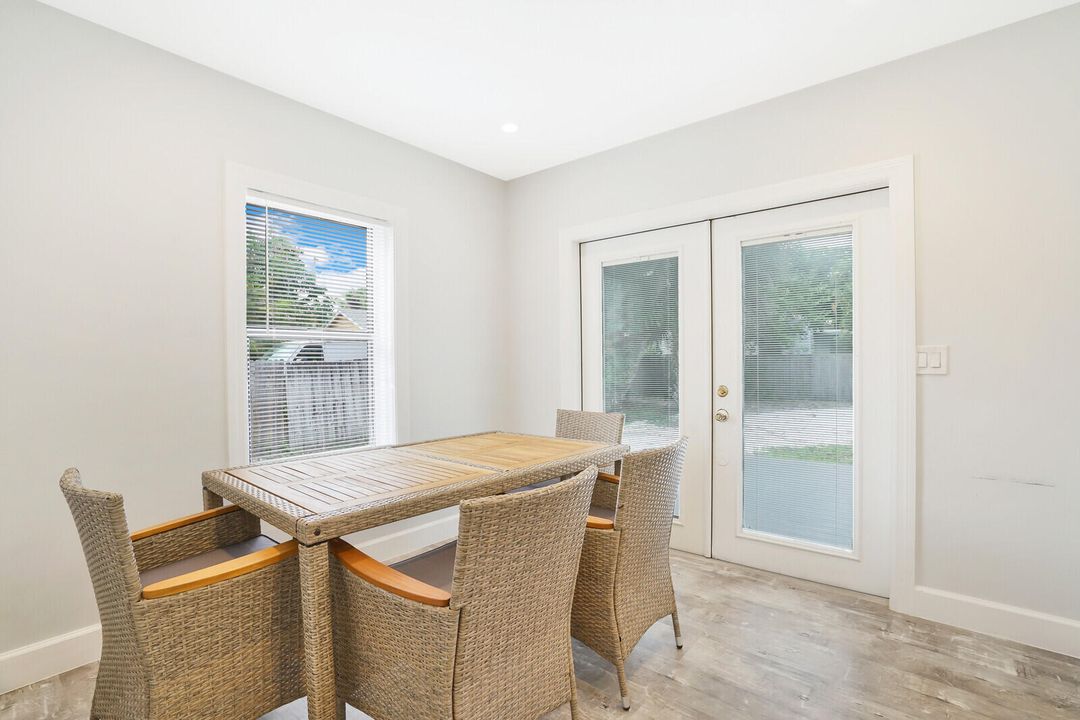 出租: $3,200 (3 贝兹, 2 浴室, 1145 平方英尺)