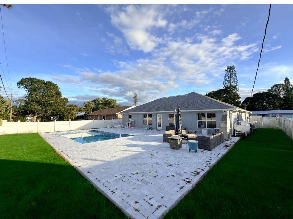 出租: $3,200 (4 贝兹, 2 浴室, 2322 平方英尺)