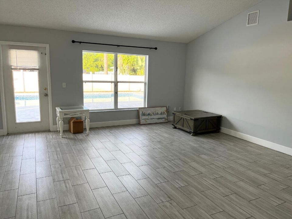 出租: $3,200 (4 贝兹, 2 浴室, 2322 平方英尺)