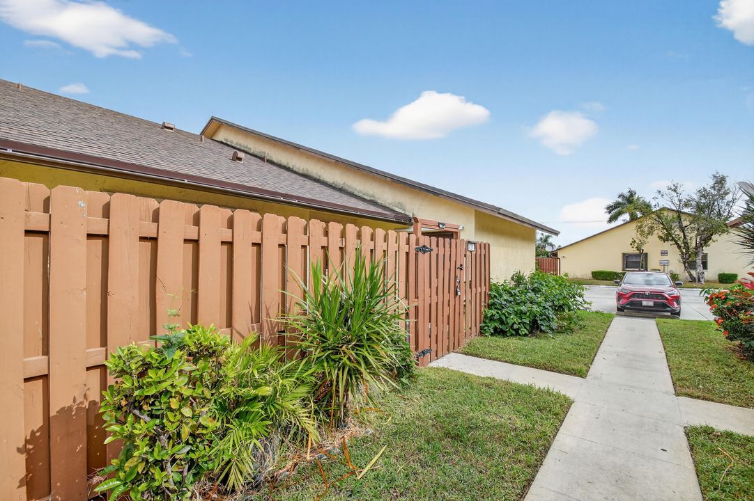 На продажу: $274,900 (2 спален, 2 ванн, 1102 Квадратных фут)