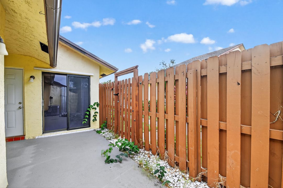 На продажу: $274,900 (2 спален, 2 ванн, 1102 Квадратных фут)