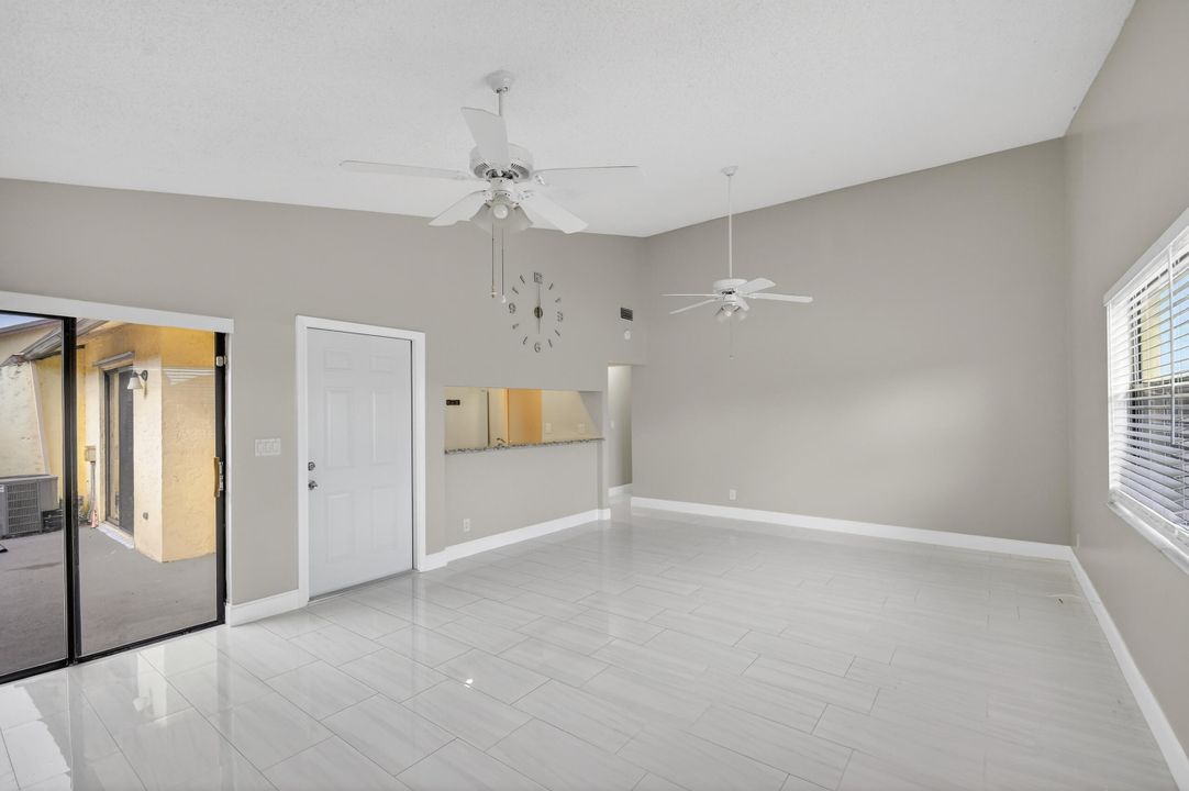 На продажу: $274,900 (2 спален, 2 ванн, 1102 Квадратных фут)