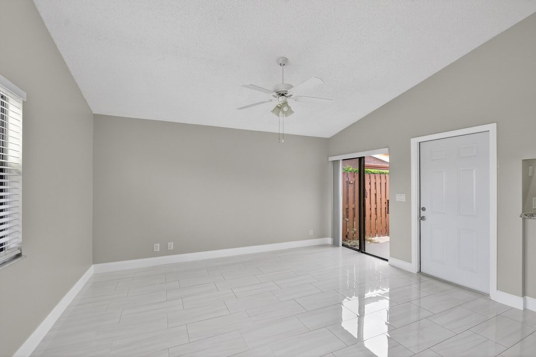 На продажу: $274,900 (2 спален, 2 ванн, 1102 Квадратных фут)