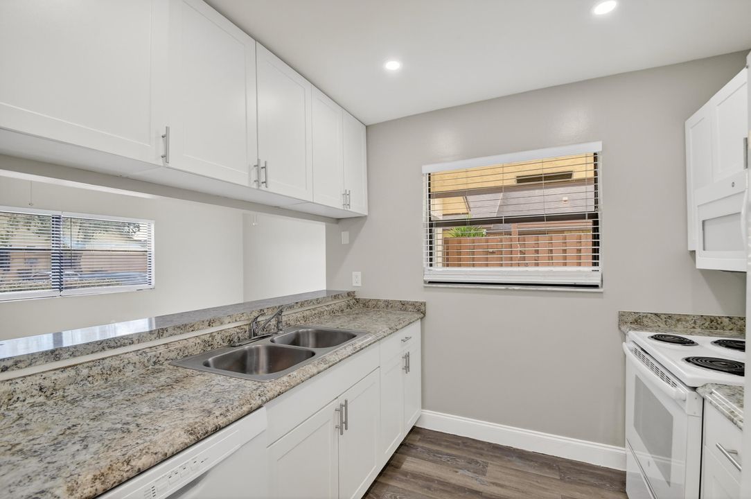 На продажу: $274,900 (2 спален, 2 ванн, 1102 Квадратных фут)