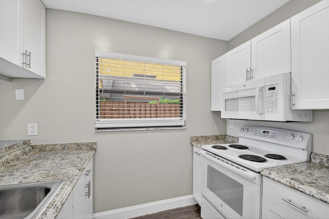 На продажу: $274,900 (2 спален, 2 ванн, 1102 Квадратных фут)