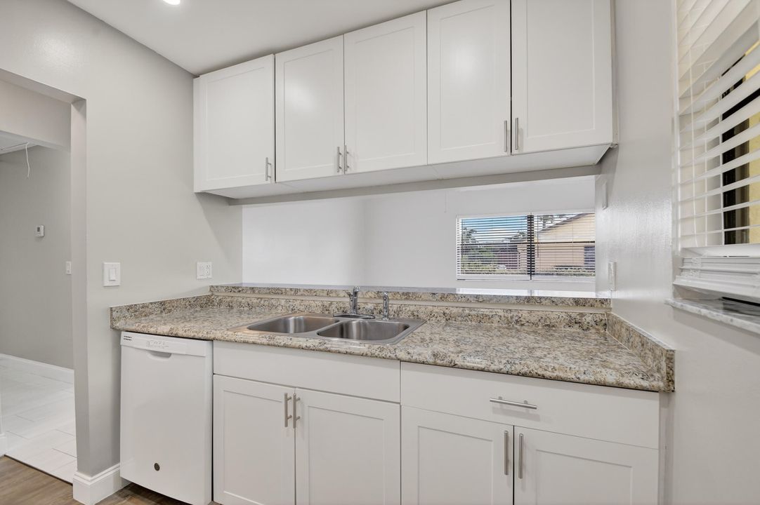 На продажу: $274,900 (2 спален, 2 ванн, 1102 Квадратных фут)