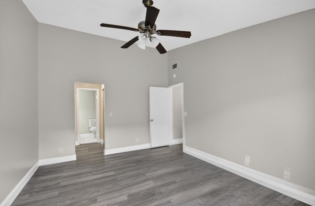 На продажу: $274,900 (2 спален, 2 ванн, 1102 Квадратных фут)