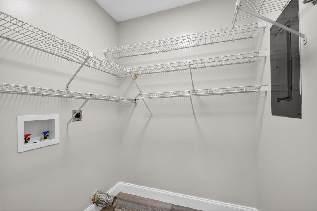 На продажу: $274,900 (2 спален, 2 ванн, 1102 Квадратных фут)